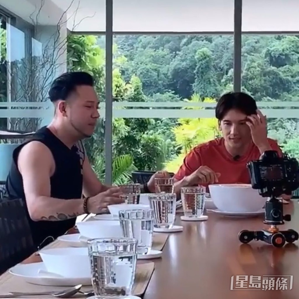 6年前Steven和Kenny到泰國拍攝Boy'z個唱海報時，Steven被踢爆一腳踏五船，漏夜「走路」回港。
