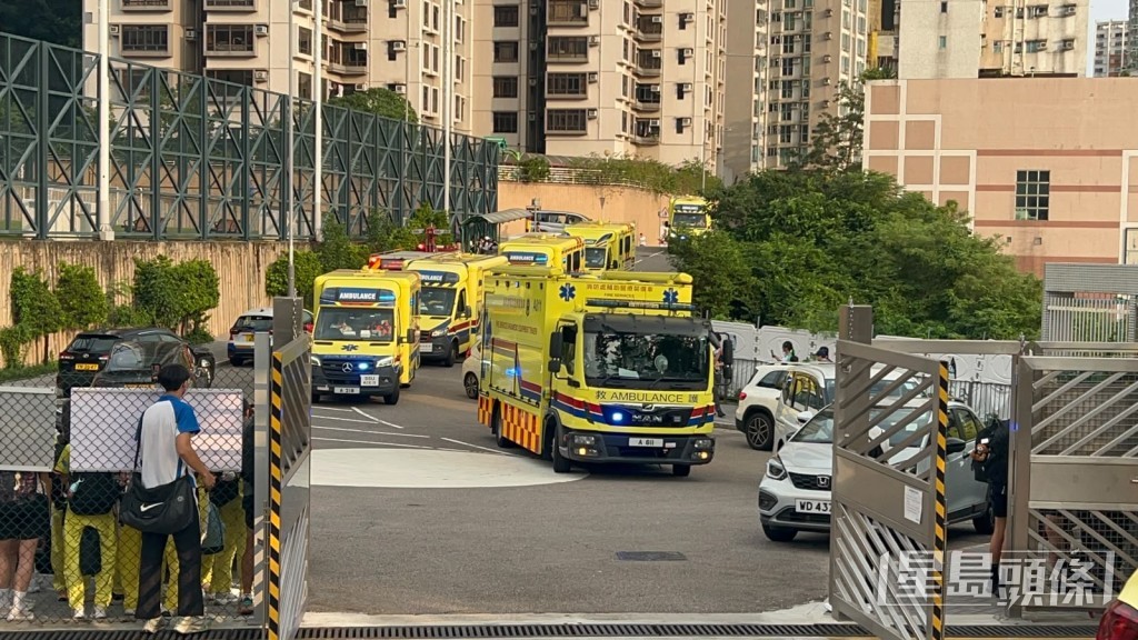 多部救護車到場。 多部救護車到場。
