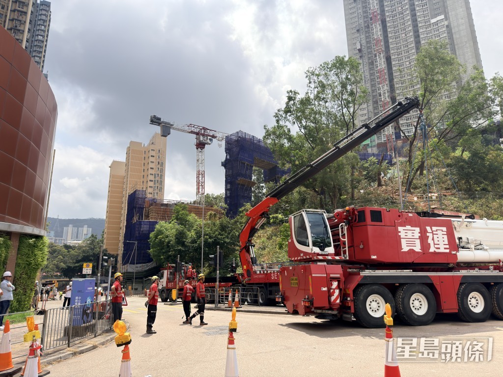 重型吊雞車駛離現場。梁國峰攝 重型吊雞車駛離現場。梁國峰攝