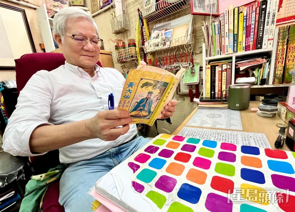 善信每次求籤均代表一份希冀與盼望,陳宏遠希望提供慰藉,助他們面對逆境。 善信每次求籤均代表一份希冀與盼望,陳宏遠希望提供慰藉,助他們面對逆境。