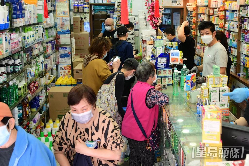 有藥劑師建議,醫管局只給病人發第1個月藥物,市民可於社區藥房配取其餘藥物。 有藥劑師建議,醫管局只給病人發第1個月藥物,市民可於社區藥房配取其餘藥物。