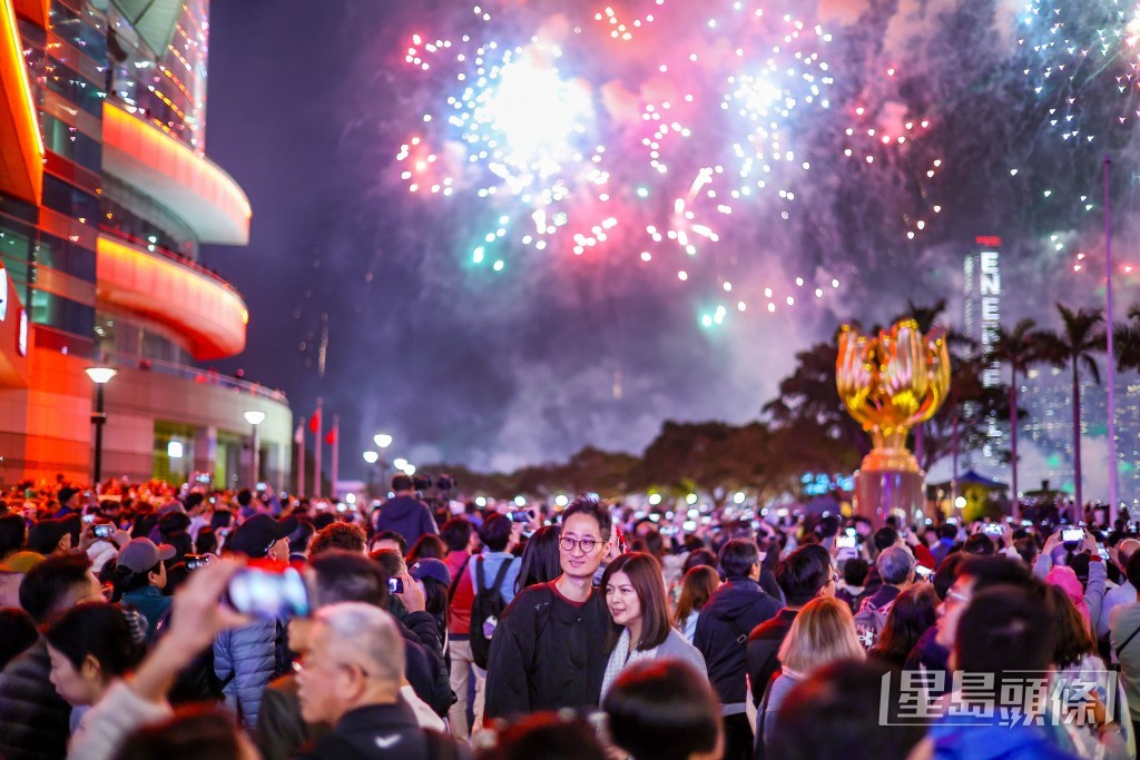 煙花匯演於8時正式上演。 煙花匯演於8時正式上演。