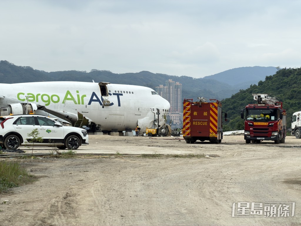 消防車戒備。 消防車戒備。
