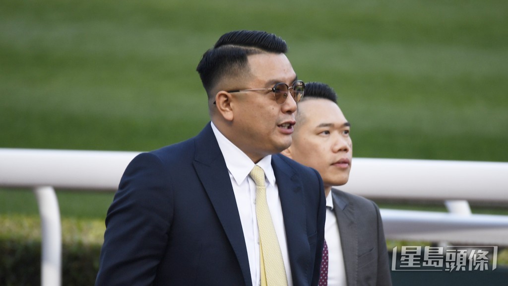  「精明选择」今朝课后伍鹏志走去马房闸口接马，同时捉住杨明纶倾谈。