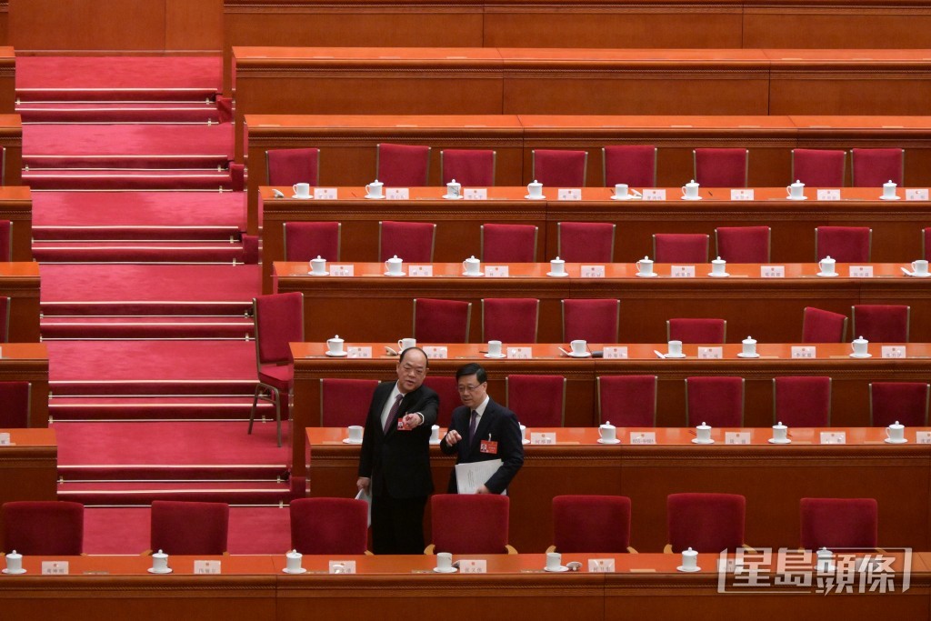 会议结束后，李家超与贺一诚独留合照。苏正谦摄
