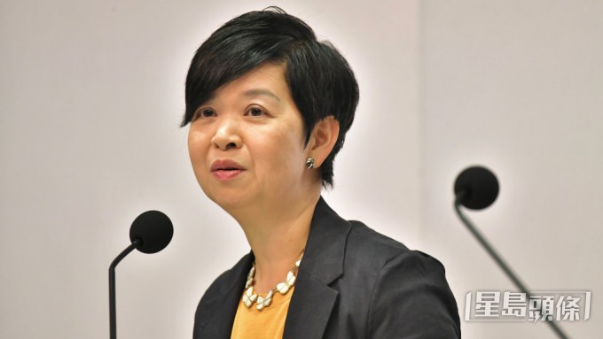房屋局局長何永賢早前表示,3萬個簡約公屋單位將於2026至2027年落成。資料圖片 房屋局局長何永賢早前表示,3萬個簡約公屋單位將於2026至2027年落成。資料圖片