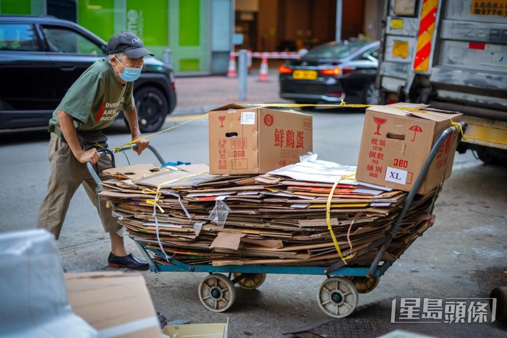 一車紙皮換來了33元。 一車紙皮換來了33元。