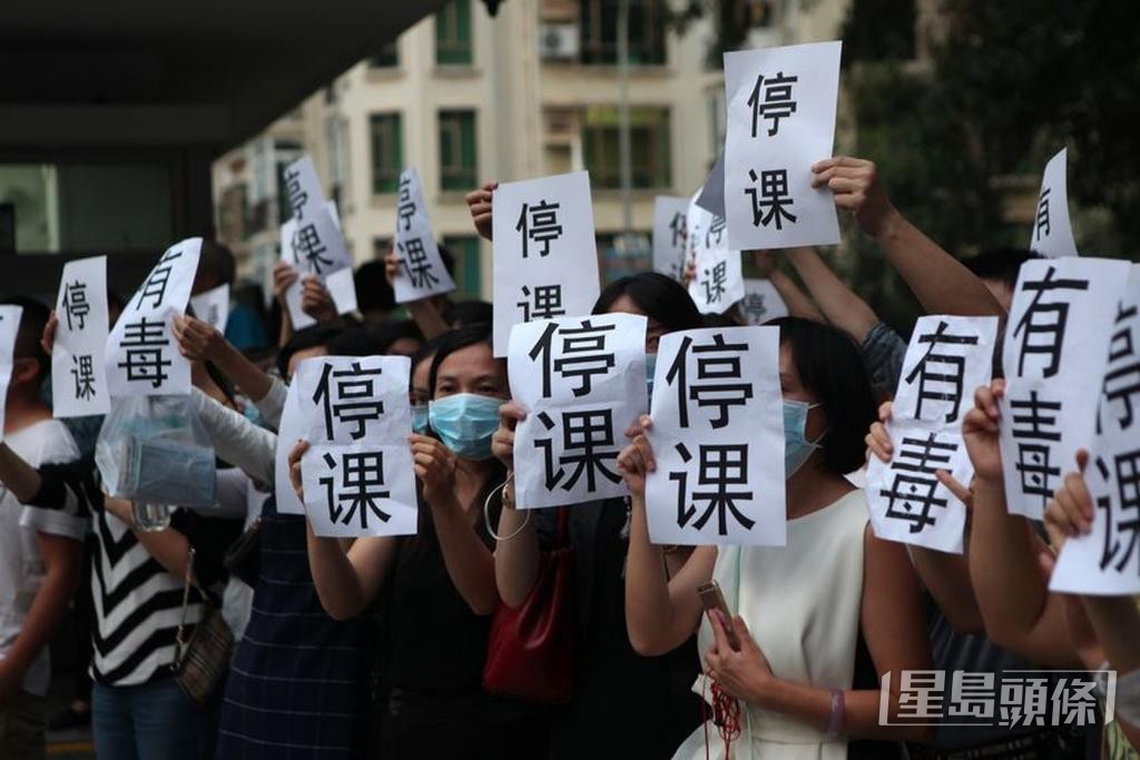 10年前,內地多所學校出現毒塑膠跑道,導致大批學生不適,家長在校門前抗議。 網上圖片 10年前,內地多所學校出現毒塑膠跑道,導致大批學生不適,家長在校門前抗議。 網上圖片