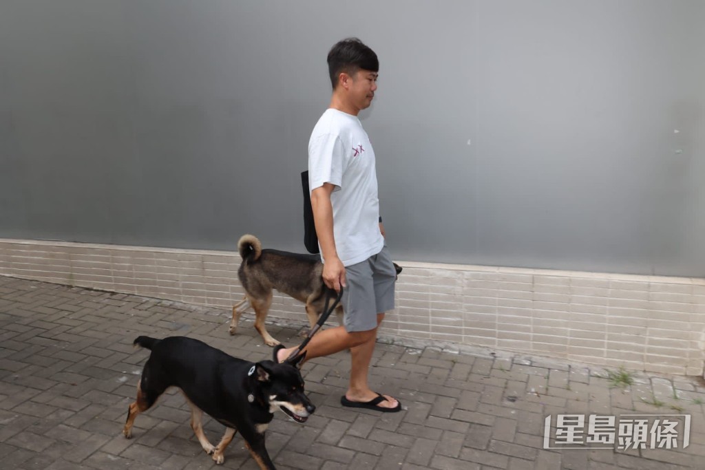 記者上前恭喜泥鯭問到婚事安排、婚期以及是否奉子成婚，泥鯭只笑而不答。