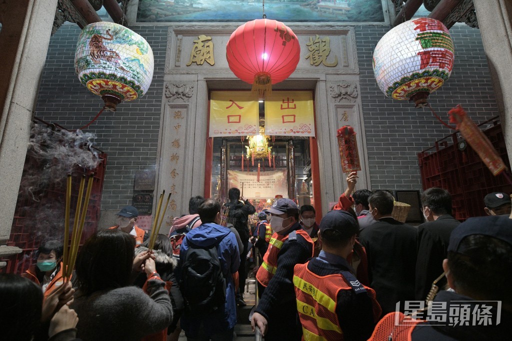 善信會到各大觀音廟排隊借庫，祈求新一年好運。