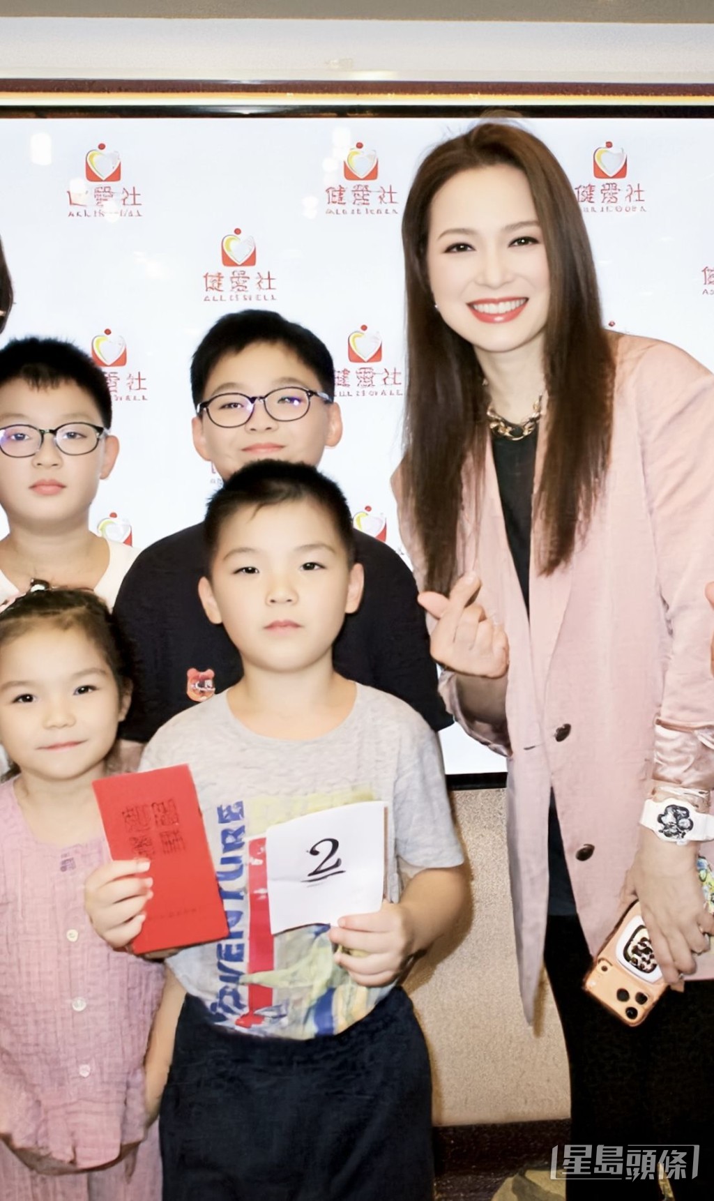 樊亦敏與小朋友玩遊戲派禮物。 樊亦敏與小朋友玩遊戲派禮物。