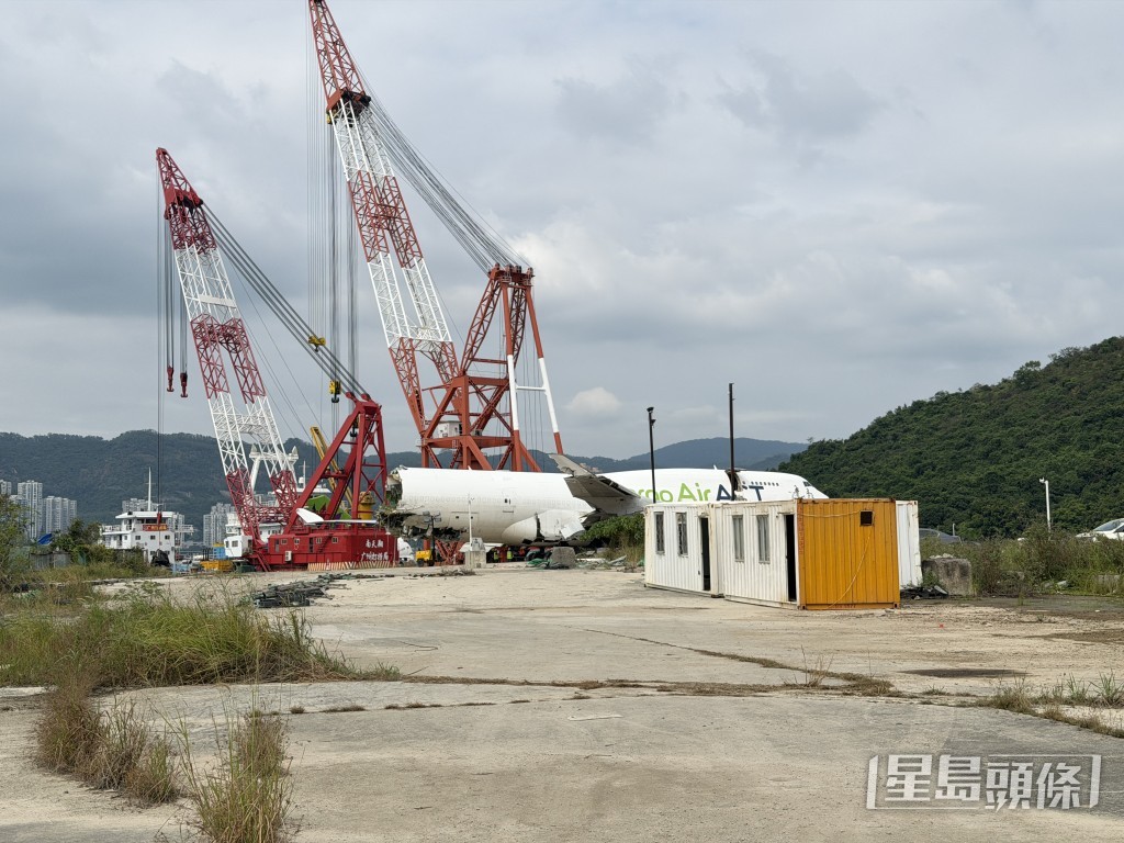 貨機前半部已吊運上岸。 貨機前半部已吊運上岸。