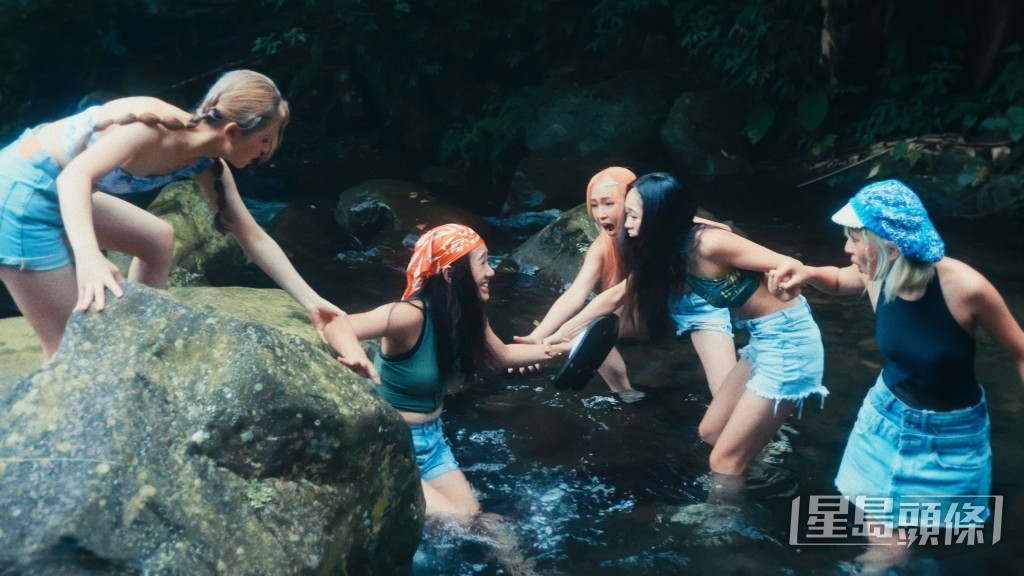 5人穿上泳装加短裤，于台湾的郊区溪涧拍MV。