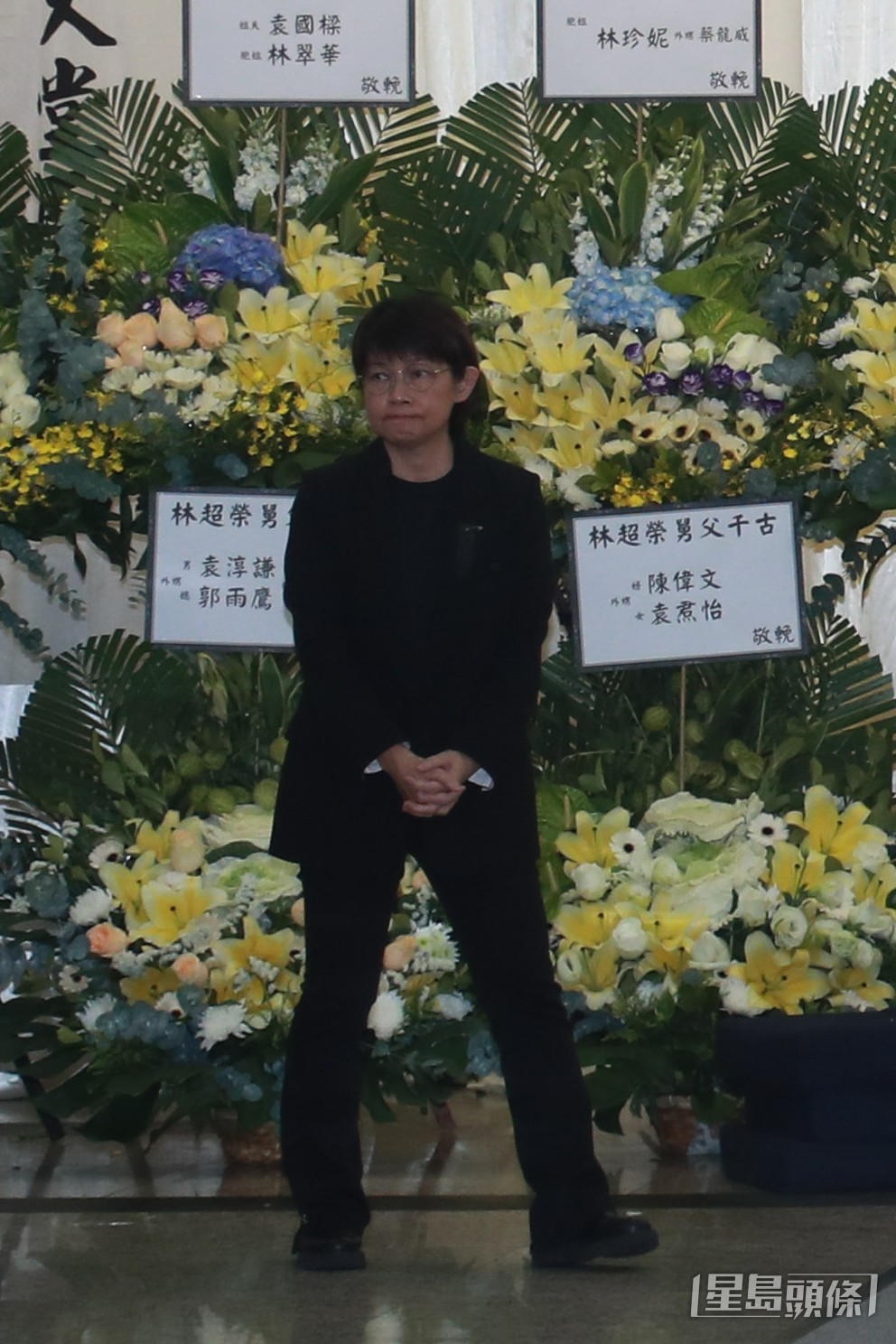 屆穎妍一身黑裝，臉容頗為憔悴。