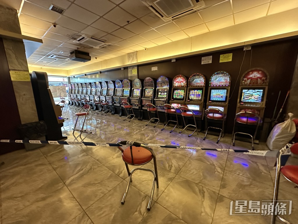 疑人在遊戲機舖內被捕。梁國峰攝 疑人在遊戲機舖內被捕。梁國峰攝