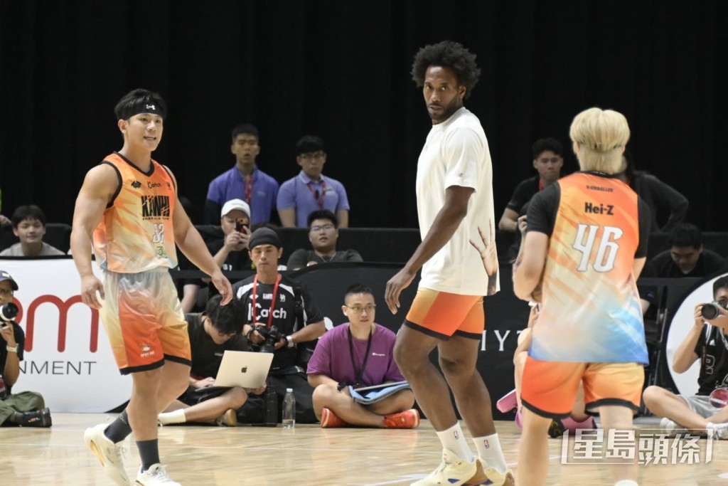 期間更與NBA球星Kawhi Leonard一起落場打波，兩人都感到興奮。