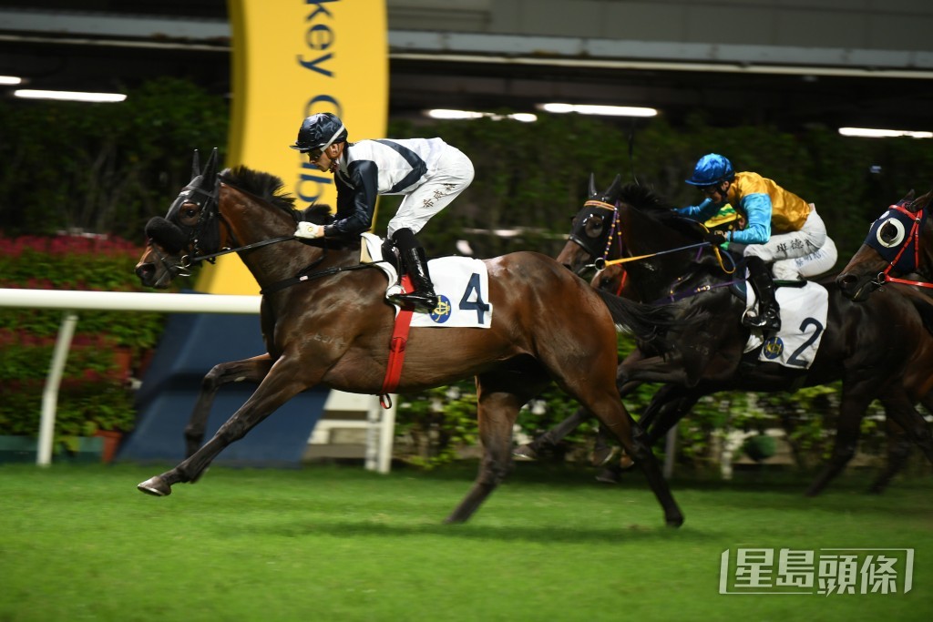 「赢尽天下」有力再次走入前列归来，甚至击败对手赢马。