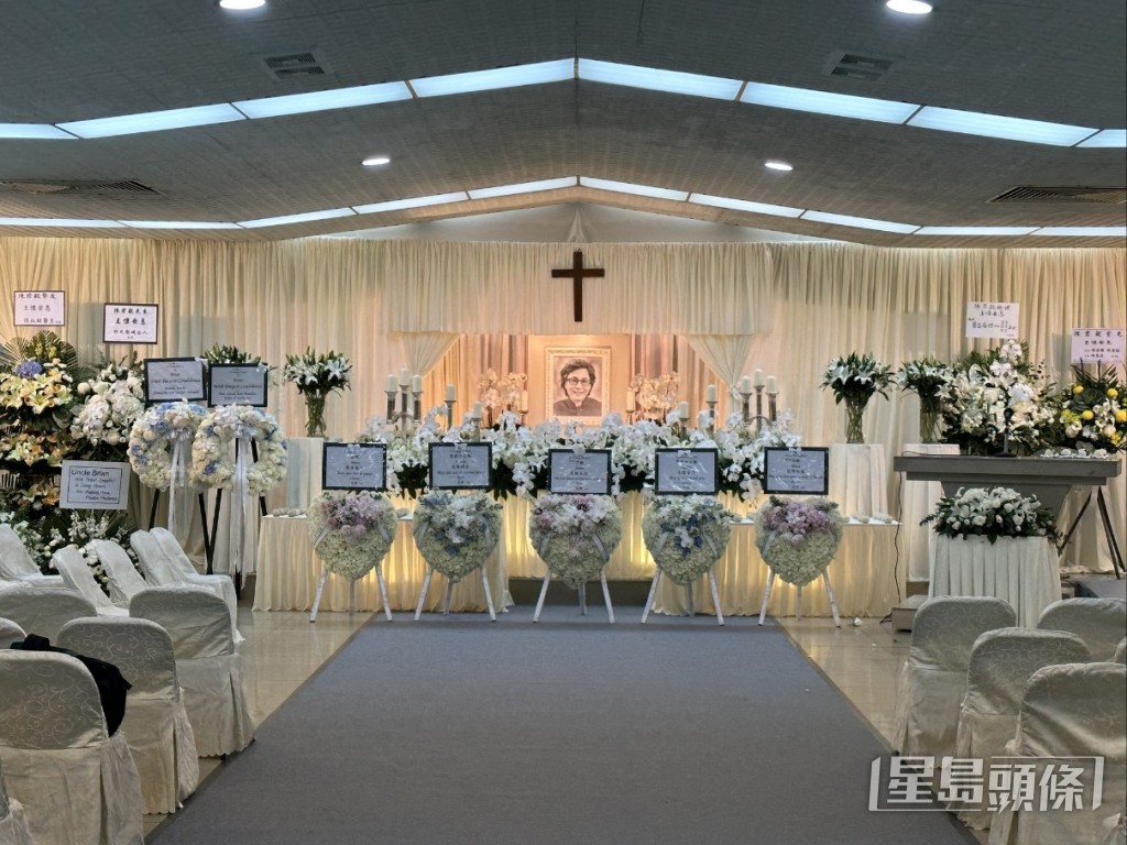 靈堂佈置簡潔靜白。 靈堂佈置簡潔靜白。