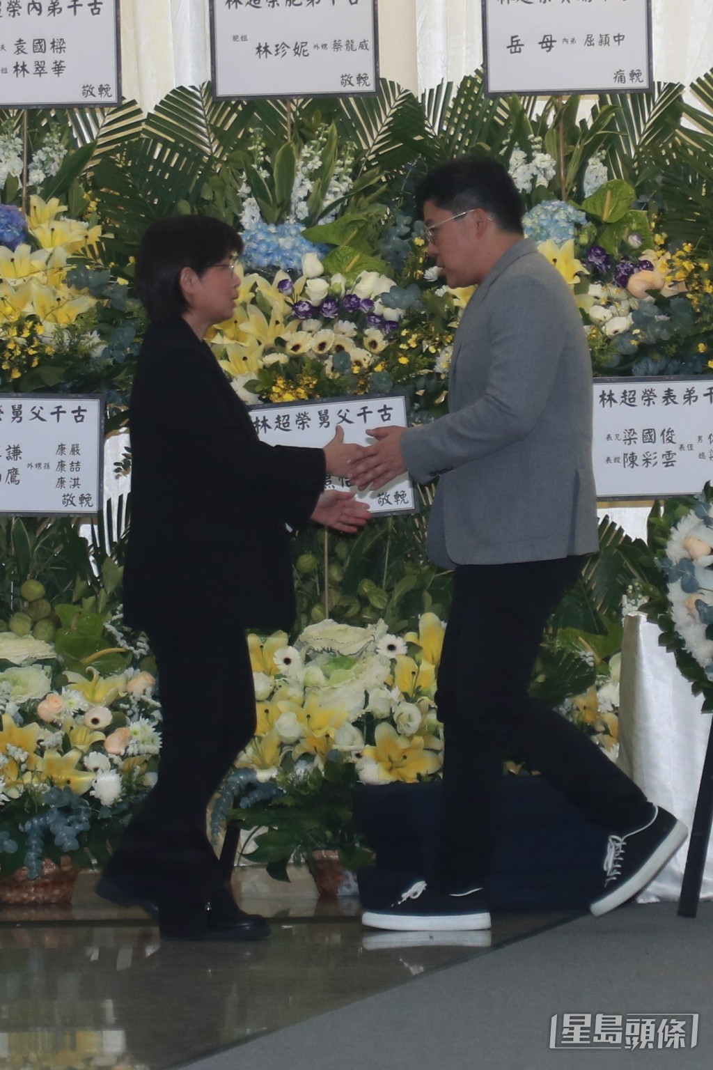 霍啟剛與屈穎妍握手。