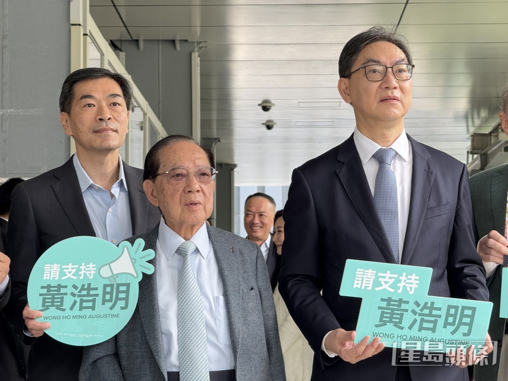 黃浩明(右)今日報名參選地產及建造界功能界別。 黃浩明(右)今日報名參選地產及建造界功能界別。