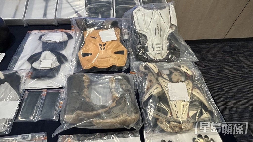 入境處展示檢獲的制服。