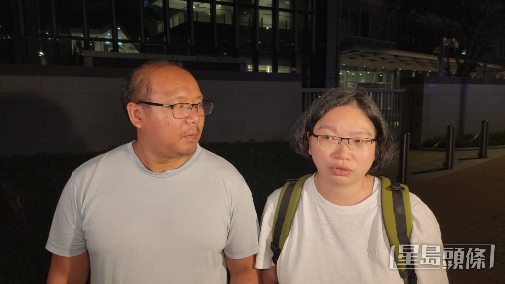 Danny父母凌晨離開入境處總局,並接受現場傳媒提問。黎志偉攝 Danny父母凌晨離開入境處總局,並接受現場傳媒提問。黎志偉攝