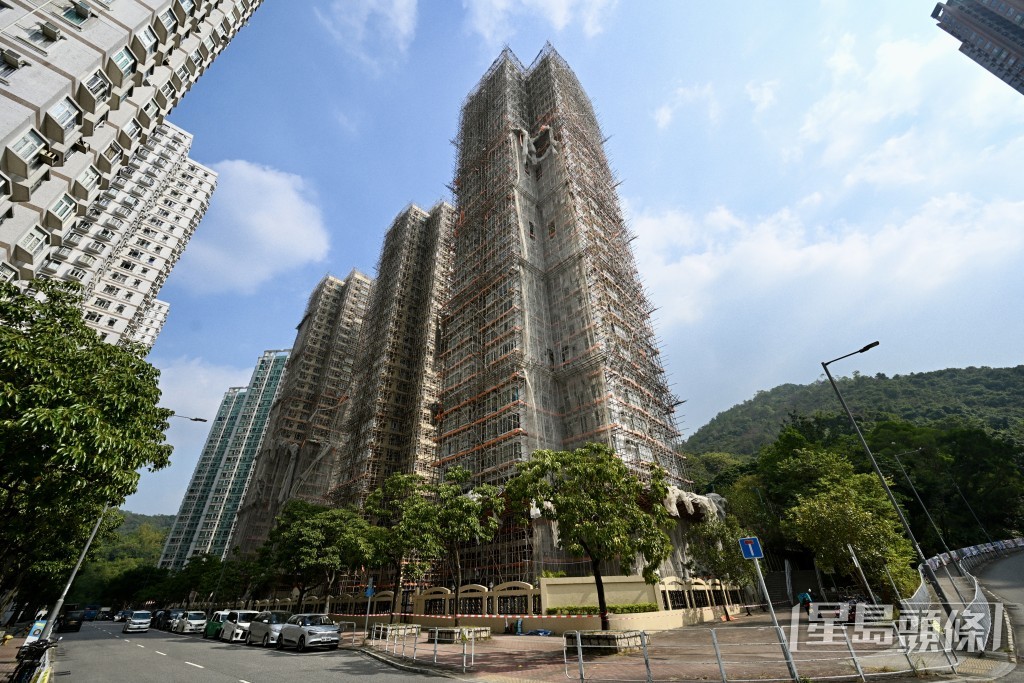 工人稱可望於今日內完成拆網。 工人稱可望於今日內完成拆網。