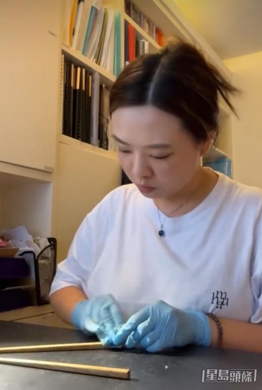 近年李衍蒨醉心研习日本技艺「金继」，学习修复破损器物。  受访者提供