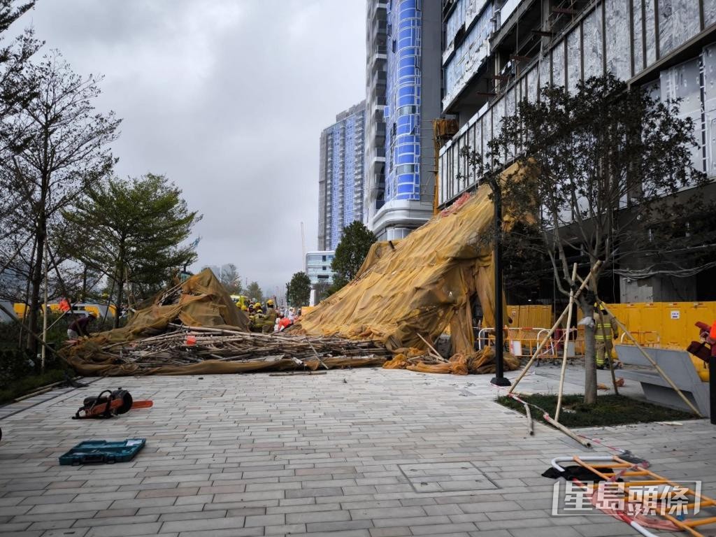  去年2月，啟德一私人住宅建築地盤外牆棚架倒塌，造成2死3傷。