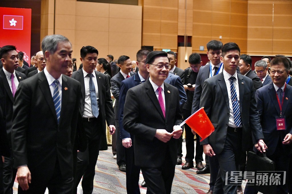 行政長官李家超(前排中)及全國政協副主席梁振英(前排左)出席「慶祝中國共產黨成立105周年活動啟動儀式」。 行政長官李家超(前排中)及全國政協副主席梁振英(前排左)出席「慶祝中國共產黨成立105周年活動啟動儀式」。