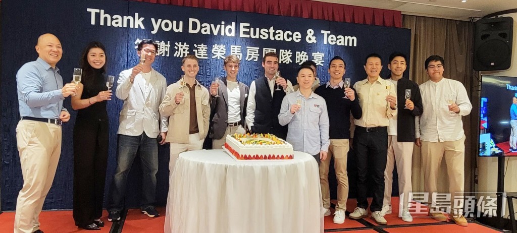 馬主蘇志康（右一）感謝游達榮及其馬房團隊付出許多努力心血，悉心訓練「同心同樂」。