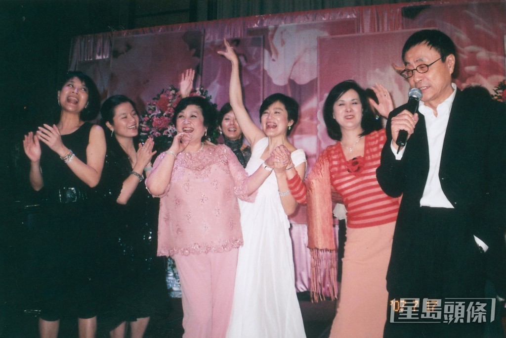 在台灣出生的金燕玲（左）1970年趁暑假參加台北市《今日世界音樂中心》歌唱比賽獲得亞軍而入行，曾活躍於台灣歌壇9個月，不時到東南亞的夜總會登台。