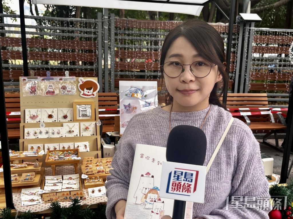 售賣自己設計的手作飾物檔主Jeannie。 售賣自己設計的手作飾物檔主Jeannie。