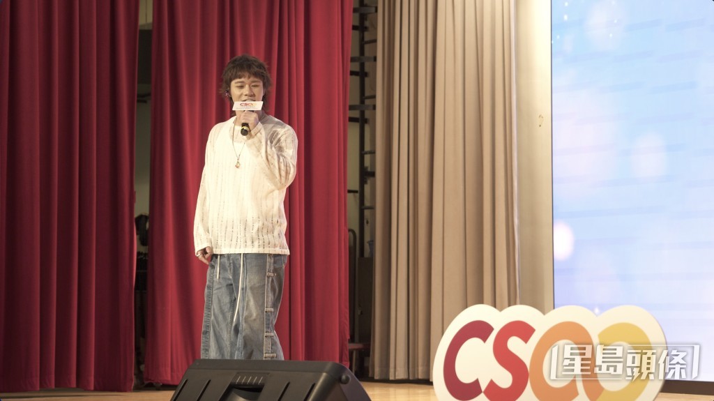 Mike由中學開始已經參加不同類型歌唱比賽。