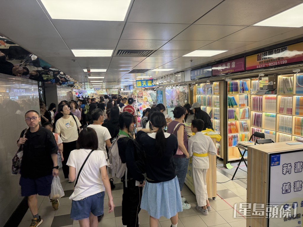 2樓靠近扶手電梯的旺區。