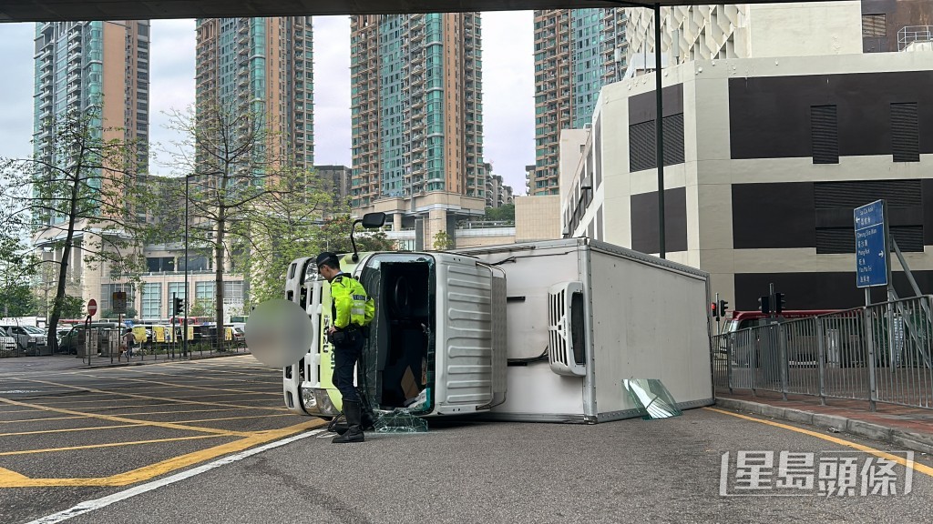 密斗貨車翻側。林思明攝 密斗貨車翻側。林思明攝