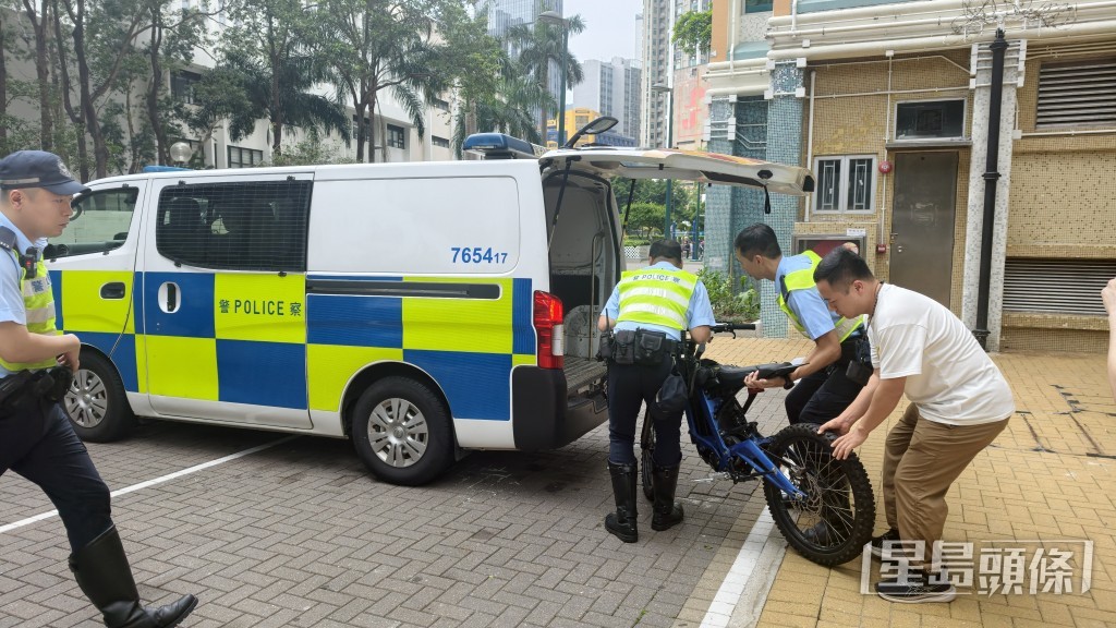 警方將涉案電動無牌電單車檢走。 警方將涉案電動無牌電單車檢走。