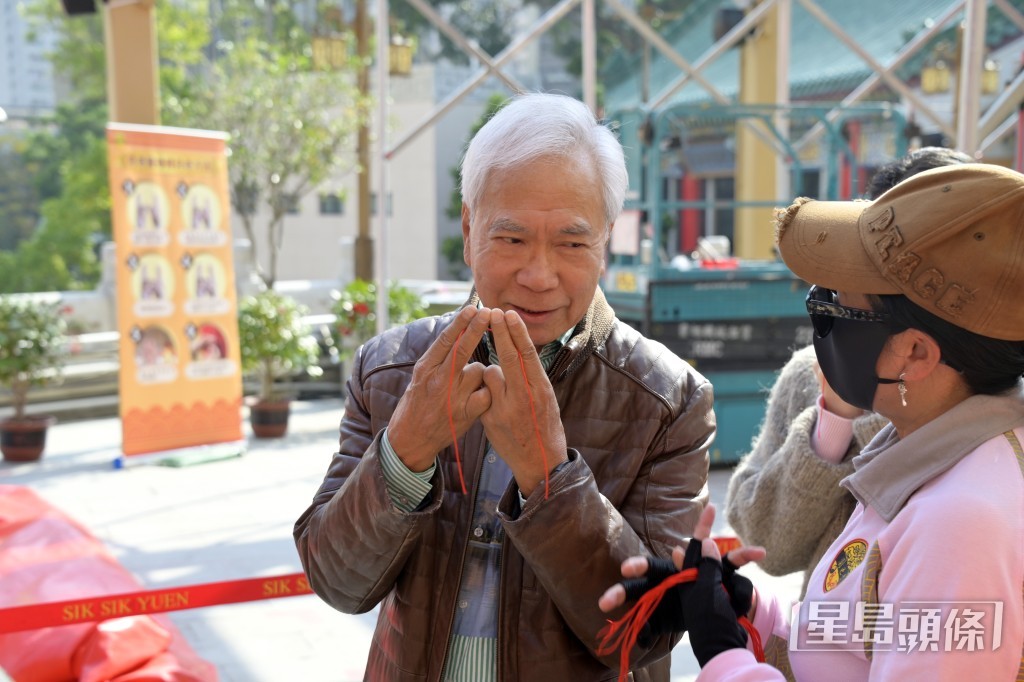 職員指導基哥如何去拜月老。