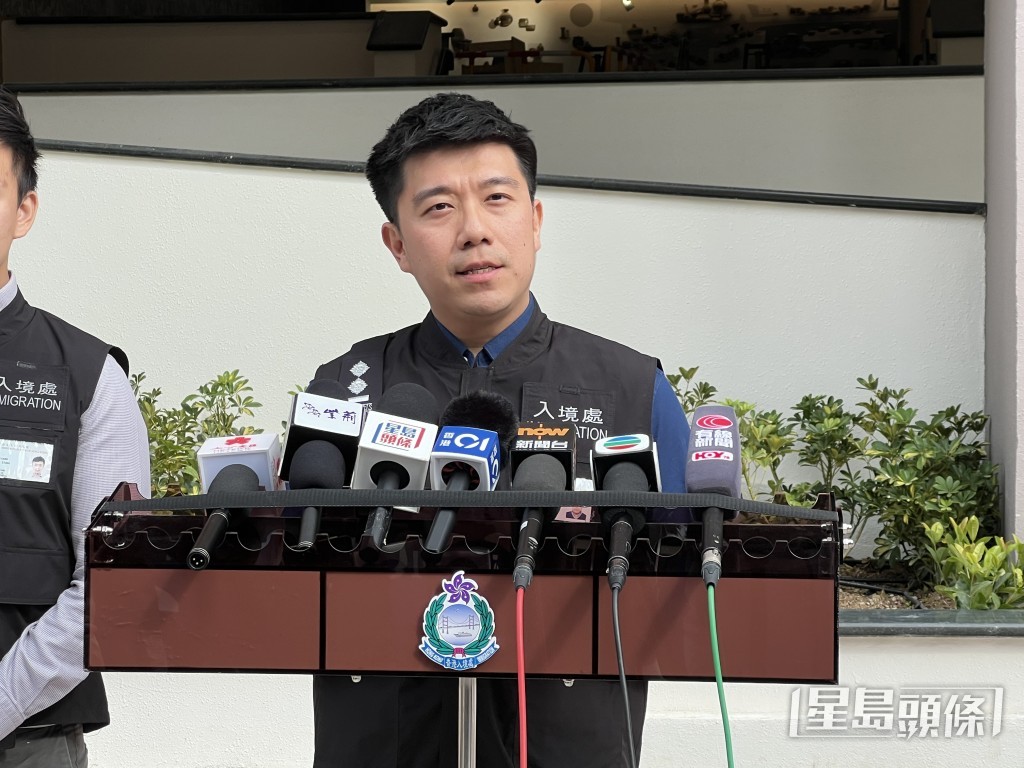 入境處特遣隊副指揮官蕭家輝講述案情。 入境處特遣隊副指揮官蕭家輝講述案情。