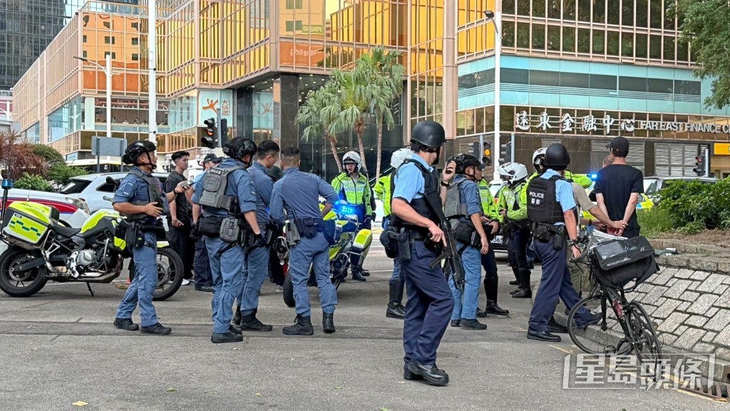 大批警員穿避彈衣荷槍實彈在現場搜索賊蹤。 大批警員穿避彈衣荷槍實彈在現場搜索賊蹤。