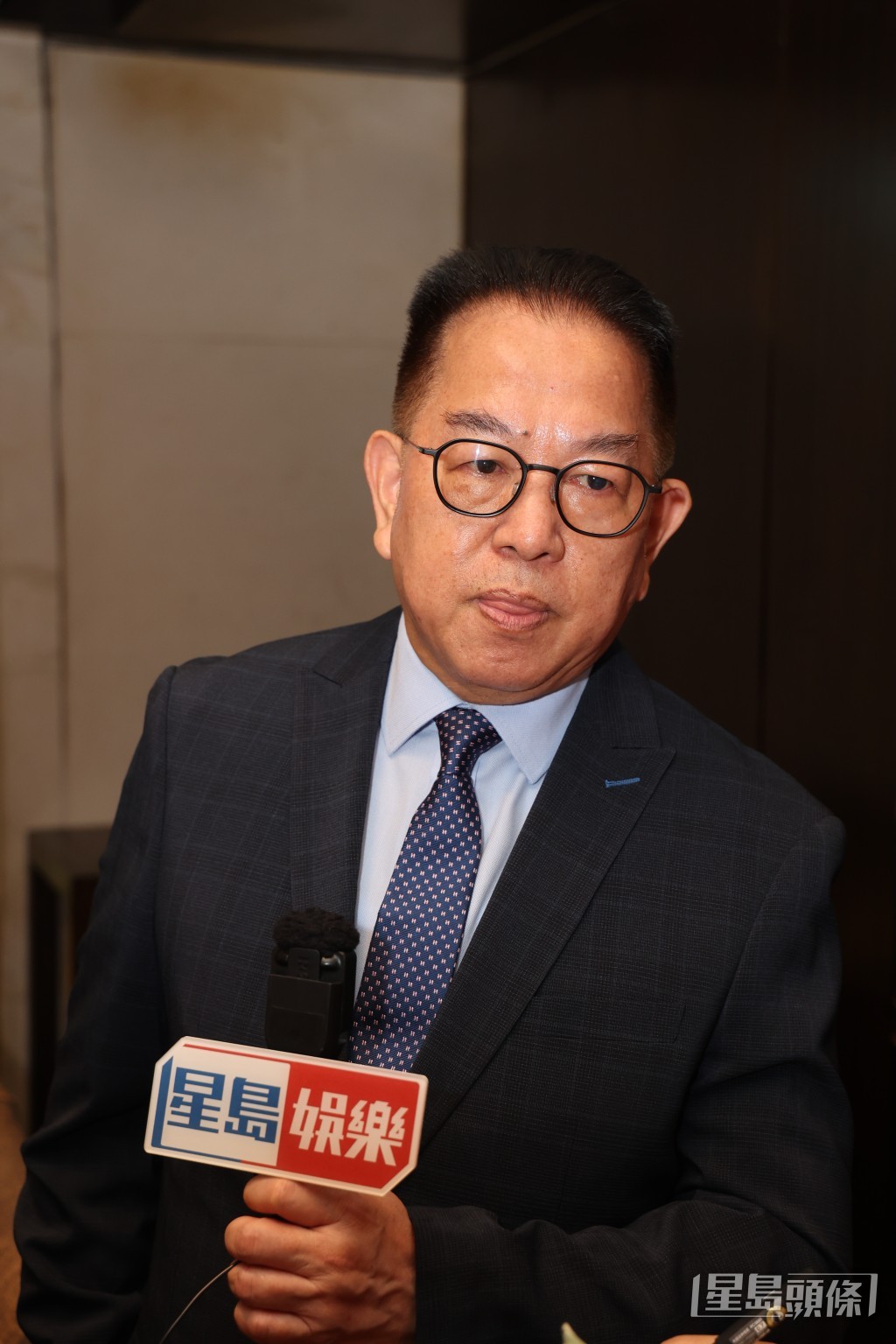 丘亞葵被影到他好慳吝搭巴士，而龍婷則風騷行名店生活富貴。