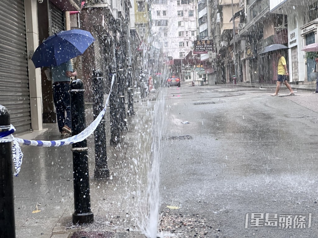 水柱沖爆路面彈出沙石。