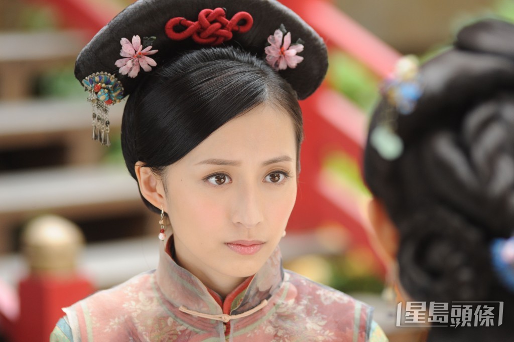 梁嘉琪接受訪問時,大爆當年在橫店拍《金枝慾孽貳》時被女星在片場「指指點點」,龔嘉欣被捲入風波中。 梁嘉琪接受訪問時,大爆當年在橫店拍《金枝慾孽貳》時被女星在片場「指指點點」,龔嘉欣被捲入風波中。