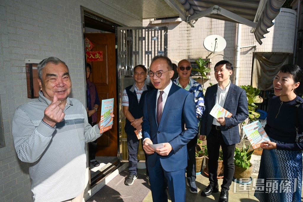 曾国衞（左三）前往大埔泮涌村和观塘纪律部队宿舍呼吁投票。政制及内地事务局FB图片