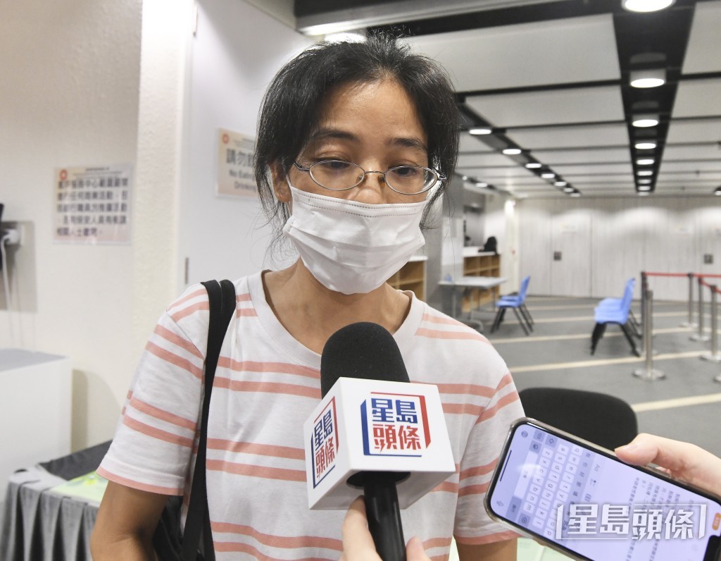曾女士稱今日下午3時才收到申請資格證書,「所以收到申請資格證書立即趕過來交表。」 曾女士稱今日下午3時才收到申請資格證書,「所以收到申請資格證書立即趕過來交表。」