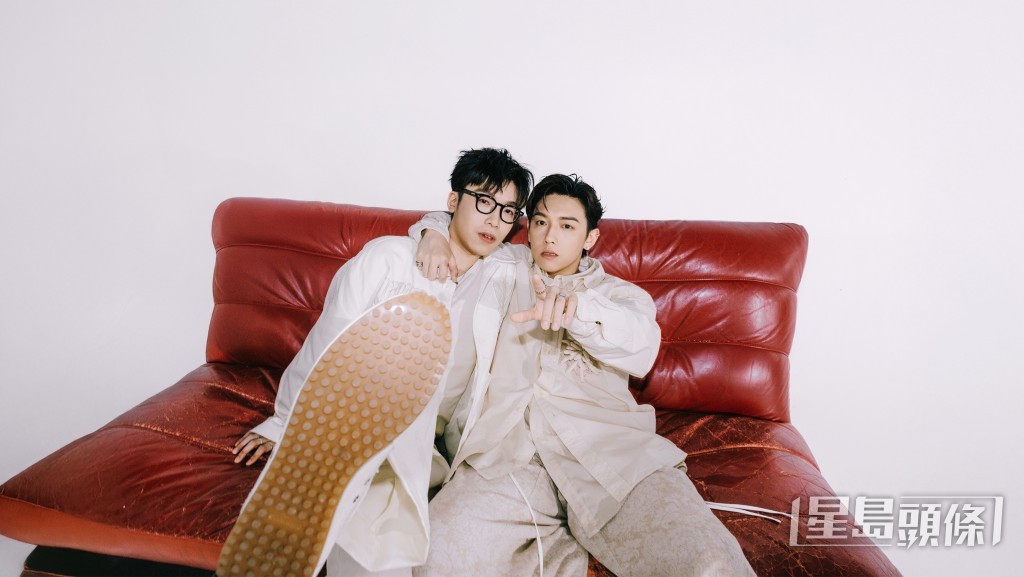 Gordon Flanders孖MC張天賦對唱新歌《可以不可以》。