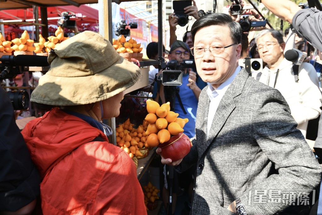 李家超指五代同堂寓意合家歡樂平安、金玉滿堂。