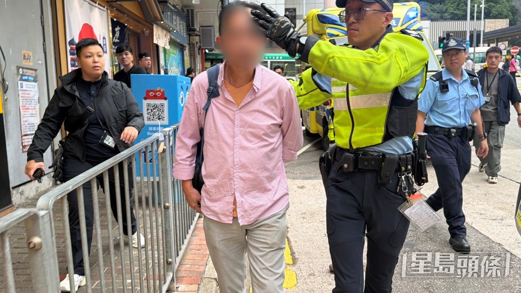 小巴司機輕傷接受治療後拒絕送院,在場協查。 小巴司機輕傷接受治療後拒絕送院,在場協查。