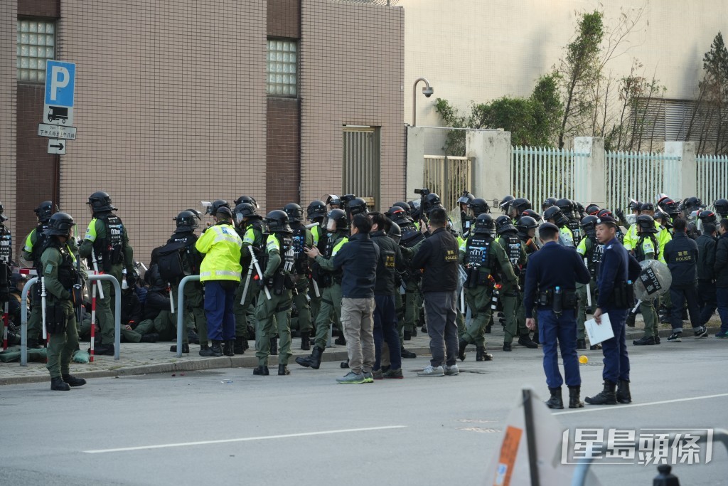 演習中防暴警在駿光街對出成功圍捕截停示威者調查。吳艷玲攝 演習中防暴警在駿光街對出成功圍捕截停示威者調查。吳艷玲攝