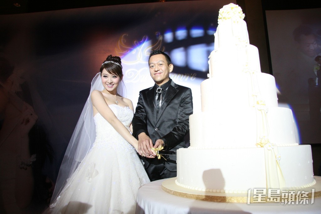 徐淑敏2009年11月与年长12年的黄浩奉女成婚，当年有指两人认识两个月就定终生。